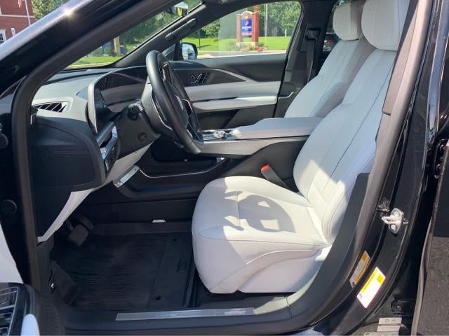 2024 Cadillac LYRIQ Luxury 1